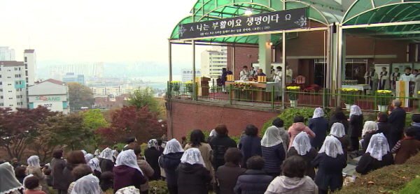 11월 3일(금) - < 1 > 서울대교구, 위령의 날 맞아 용산 성직자 묘역에서 위령미사 봉헌 